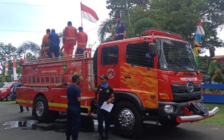 Damkar Kota Bengkulu Semprotkan Disinfektan Secara Massal