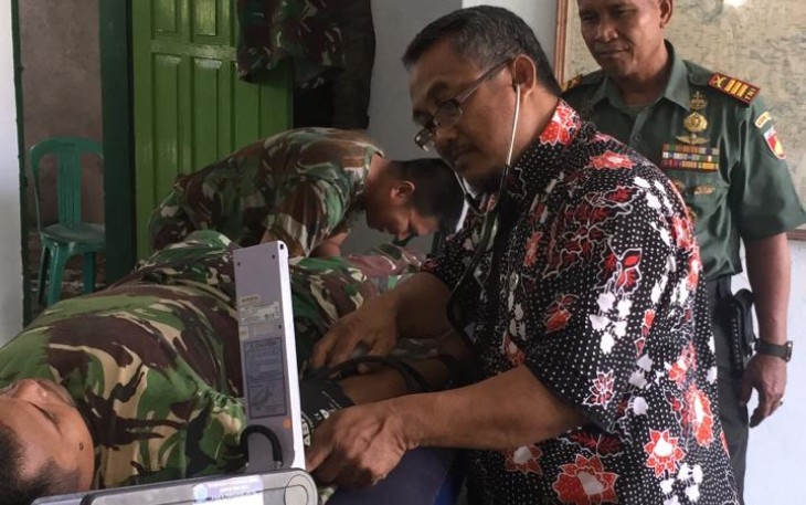 Dandim 0713/Brebes Lakukan Cek Suhu Badan Bagi Anggota TNI Termasuk Tamu  
