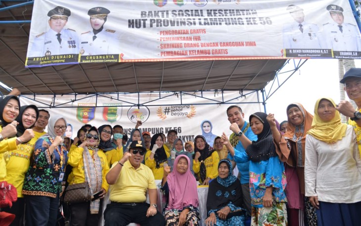 Foto bersama dalam acara Pelayanan KB gratis dalam rangka memperingati HUT Lampung ke-56 tahun 2020