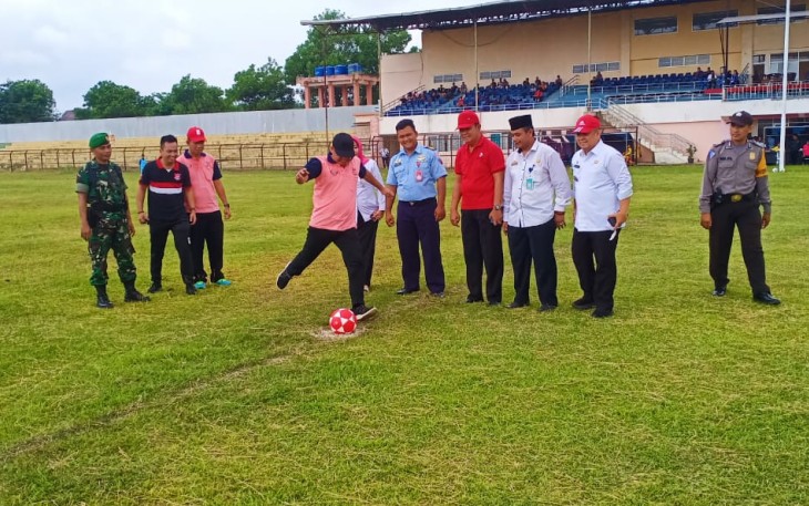 Asisten II Pemkab Tulang Bawang Buka Secara Simbolis Pertandingan Sepak Bola dan Bola Voly