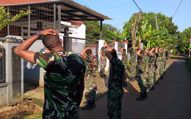 Jaga Kebugaran Satgas TMMD Tetap Menyempatkan Olah Raga