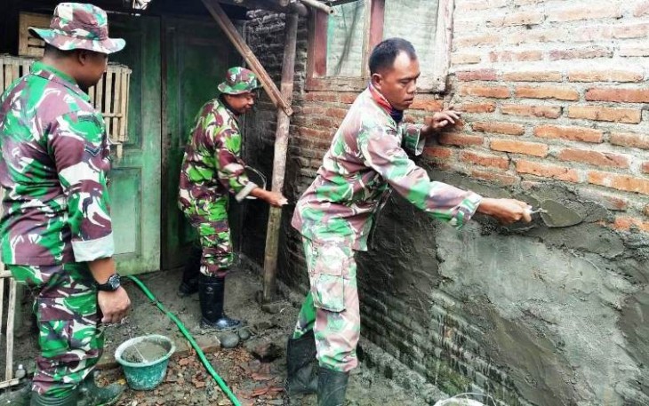 Tangan-Tangan Terampil TNI Satgas Pekalongan Plesterisasi Rehab RTLH
