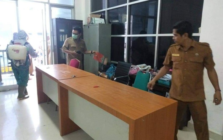 Dinkes Labuhanbatu Semprot Disinfektan Setiap Ruangan di Kantor Bupati