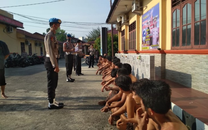 Puluhan Tahanan Polres Labuhanbatu saat berjemur usai Disemprot Disinfektan