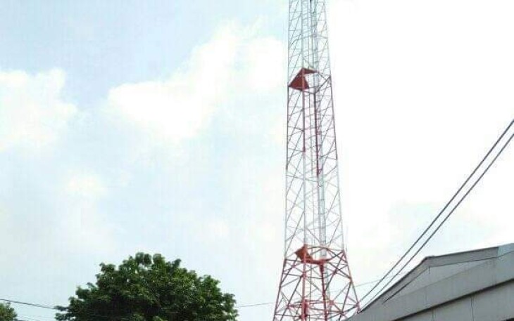 Wanita di Tegal Nekat Panjat Tower