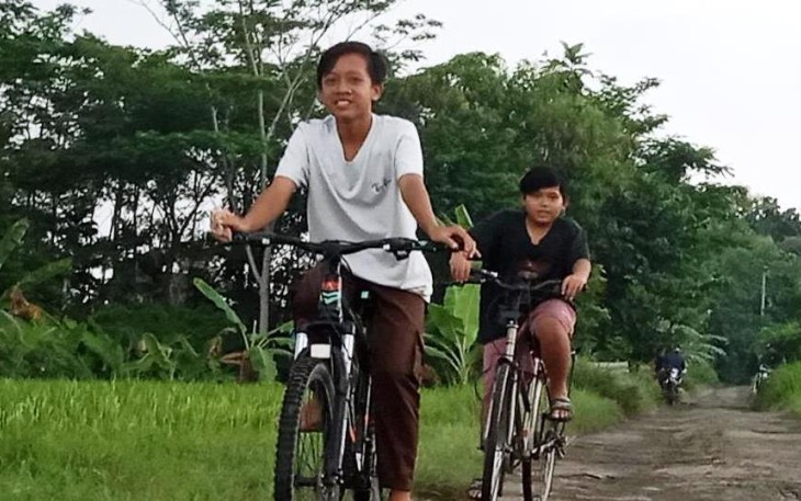 anak-anak bersepeda