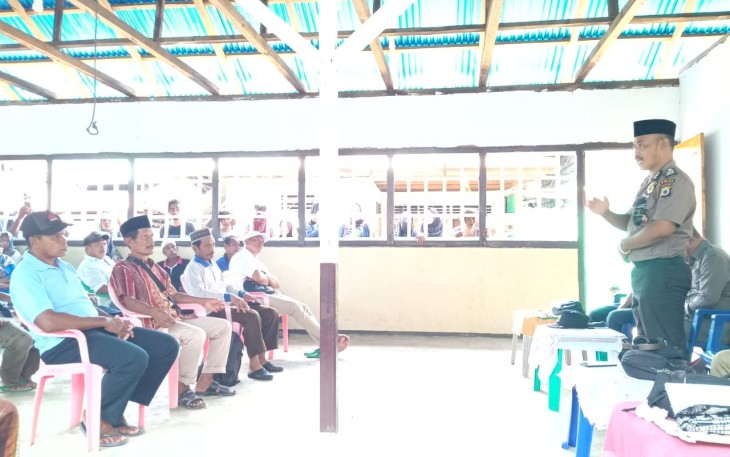 Kanit Binmas Polsek Huamual Moh Naim Kaliky saat sosialisasi pencegahan Covid-19 untuk masyarakat dusun petuanan negeri Luhu