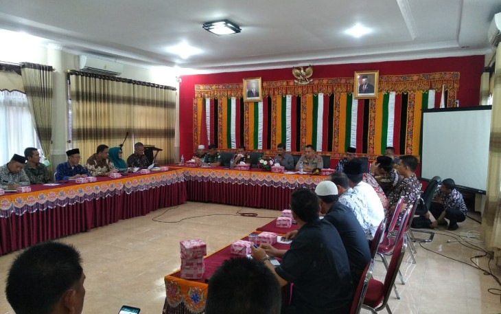 Pemkab Aceh Singkil saat melakukan pertemuan dengan unsur Forkopimda dan SKPK serta pihak terkait lainnya di Aula Kantor Bupati.