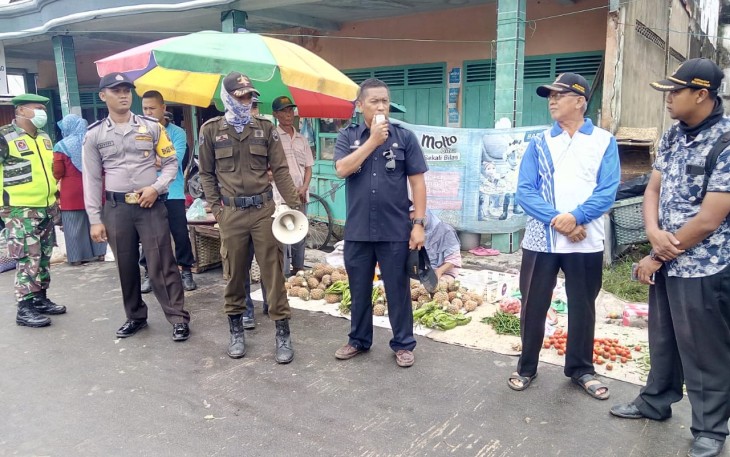 Camat Belitang Mulya Sosialisasi Cegah Covid-19 di Pasar Petanggan BK 16