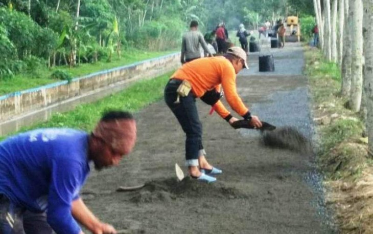 Pengaspalan Jalan Ruas Dukuh Sutosari-Jlubang Desa Pantirejo Melalui TMMD Reguler Pekalongan