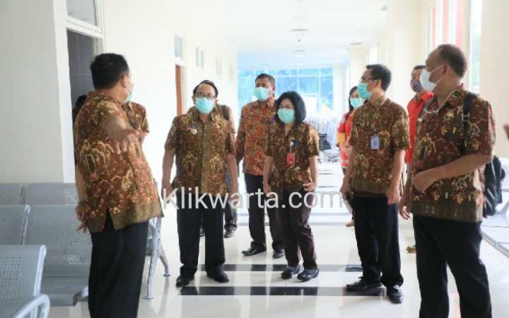 Bupati Blitar Rijanto (pakai masker dua kiri) saat meninjau kesiapan di RSUD Srengat 
