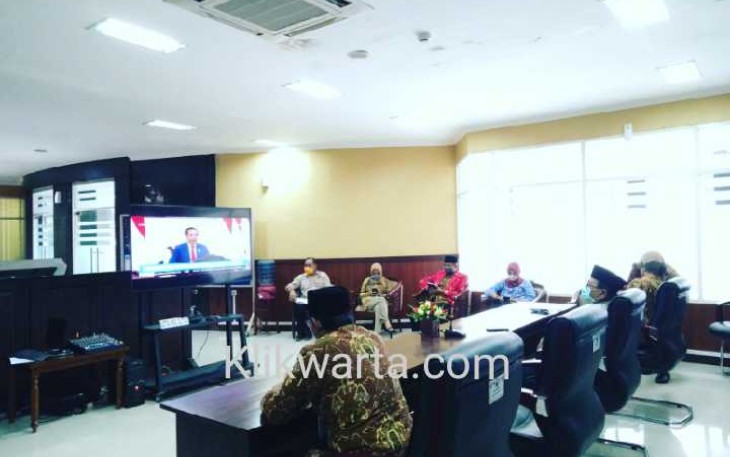 Bupati Rijanto didampingi jajarannya saat mengikuti Telekonferensi Musrenbangnas Tahun 2021 (Foto : Faisal NR / Klikwarta.com) 