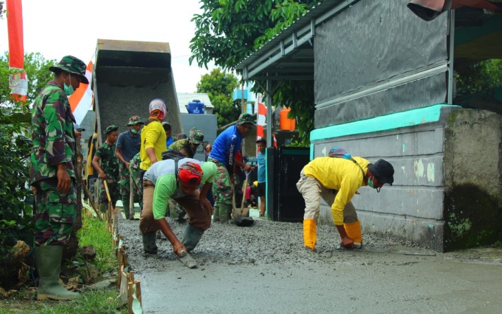 Satgas TMMD 107 Kodim 0508/Depok Lanjutkan Pengecoran Jalan Haji Amin