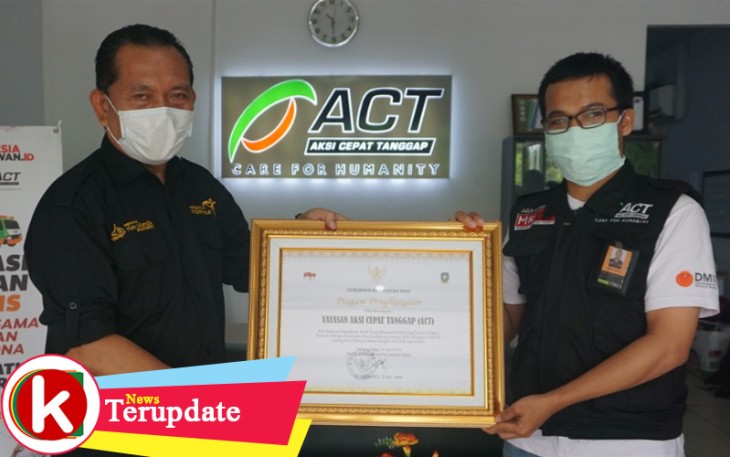 Kadisbudpur Provinsi Kepri Buralimar mewakili Plt Gubernur Kepri Isdianto menyerahkan piagam kepada ACT Kepri