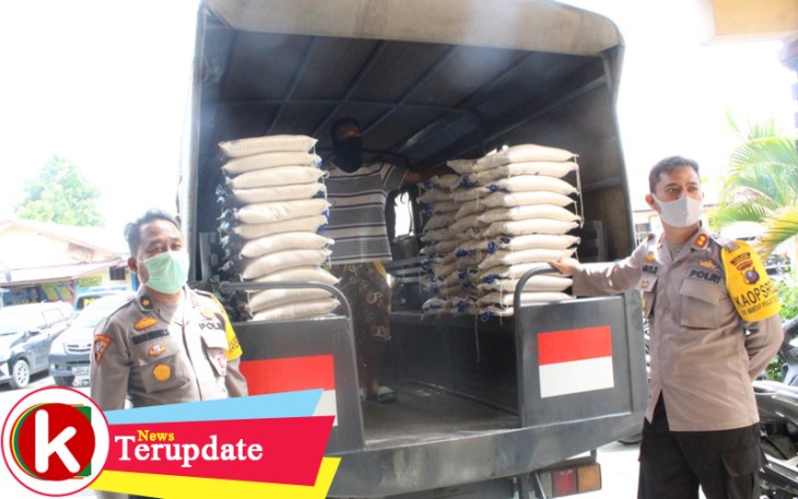 Kapolres Labuhanbatu (kanan) saat Cek Stok Beras yang Akan Dibagikan Kepada Keluarga Miskin