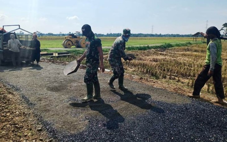 Pengaspalan Jalan TMMD Reguler Pekalongan Ruas Pepedan-Jlubang