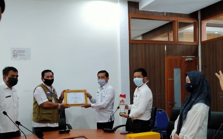 Sekretaris Daerah Kabupaten Bengkulu Utara Haryadi Menerima Penghargaan Pembangunan Daerah Terbaik ke 2 se-Provinsi Bengkulu Dari Sekretaris Bappeda Provinsi Bengkulu R Titus Chandra