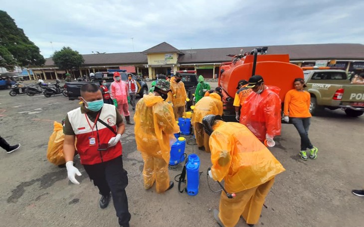 Tim Penaganan Covid-19 Melakukan Penyemprotan Disinfektan di Pasar Purwodadi 