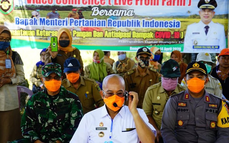 Bupati Bengkulu Selatan Gusnan Mulyadi Melakukan Vidio Conference Dengan Menteri Pertanian Republik Indonesia Syahril Yasin Limpo di Lokasi Persawahan 