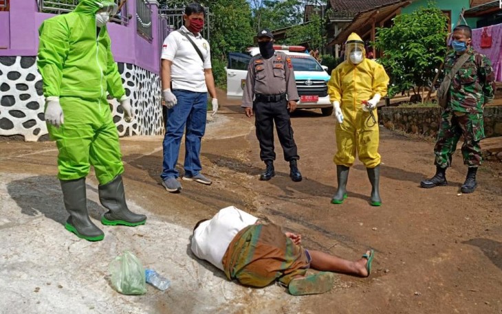Mendadak Seorang Lelaki Tua Pingsan di Pinggir Jalan