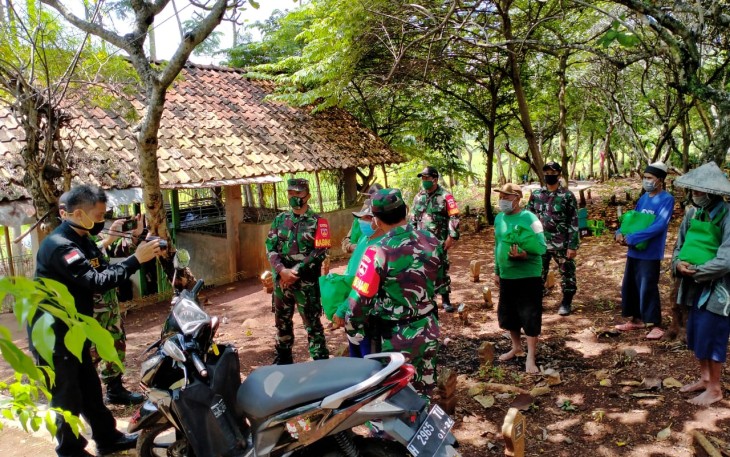 Uluran Tangan Dandim Batang Kepada Warga yang Terkena Dampak Covid-19