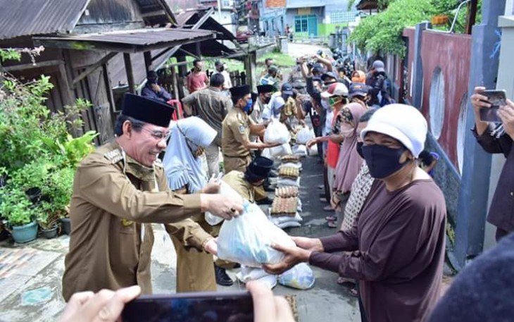 Bupati Rejang Lebong Ahmad Hijazi Berikan Bantuan Paket Sembako Pada Warga Terdampak Banjir 