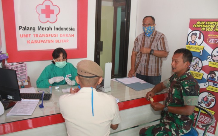 Anggota Kodim 0808/Blitar saat Akan Menjalani Donor Darah 