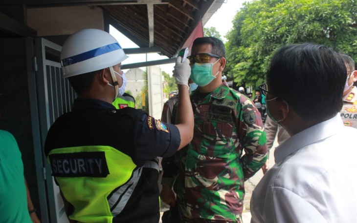 Dandim 0808/Blitar Letkol Inf Kris Bianto saat dicek suhu tubuhnya di sela-sela tinjauannya di posko penanganan Covid-19 