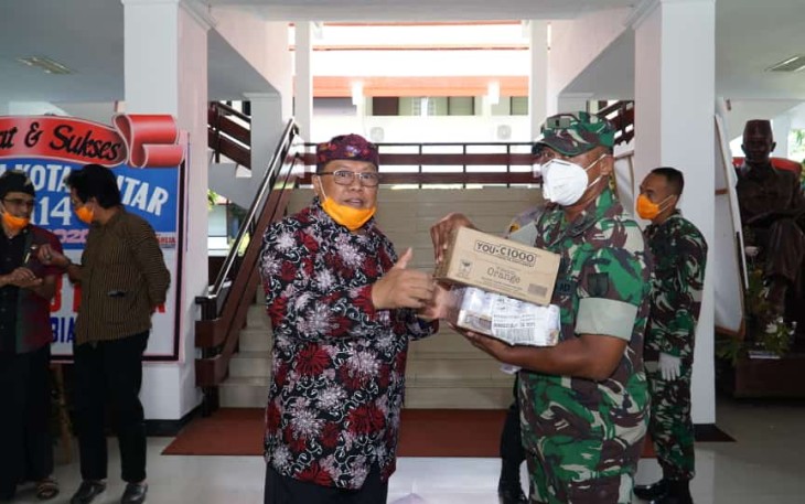 Plt Walikota Blitar (kiri) saat menyerahkan bantuan kesehatan 