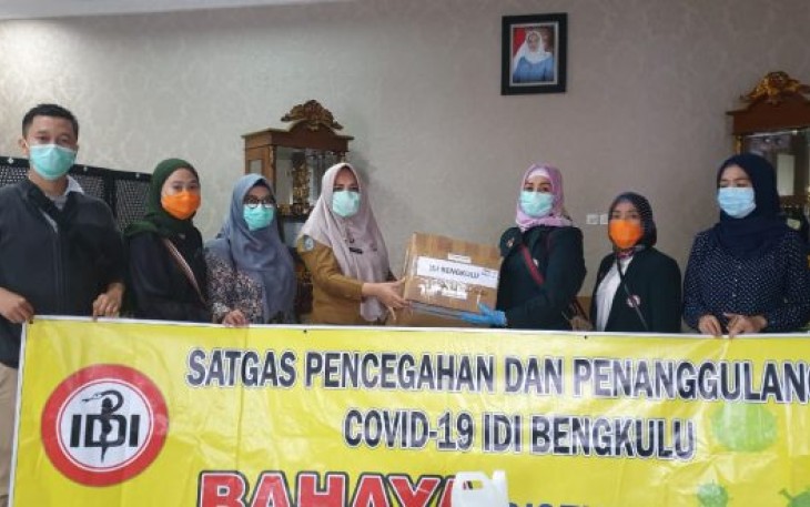 Ikatan Dokter Indonesia Kota Bengkulu Salurkan Bantuan berupa masker Handsanitizer Alkohol dan Faceshield Pada RSHD Kota Bengkulu 