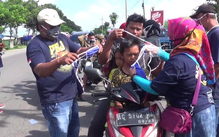 Aksi sopir bagi-bagi masker
