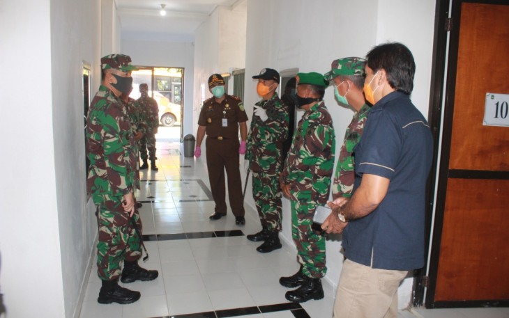 Dandim 0808/Blitar Letkol Inf Kris Bianto (kiri) saat meninjau Rumah Singgah Pemudik