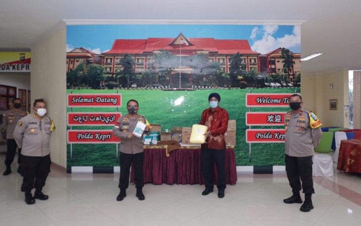 Kapolda Kepri Irjen Pol Andap Budhi Revianto langsung menerima bantuan Alkes dan APD dari perwakilan Kemendagri Singapura untuk RS Bhayangkara Polda Kepri