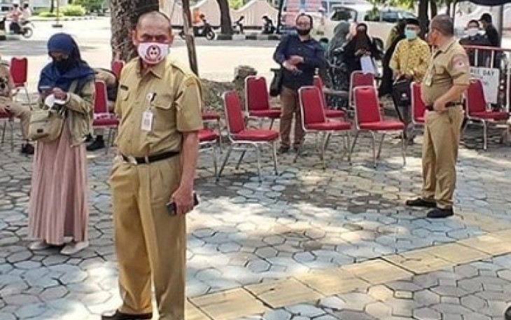 Wali Kota Solo FX Hadi Rudyatmo saat meninjau lokasi karantina pemudik di gedung Graha Wisata Niaga Solo.