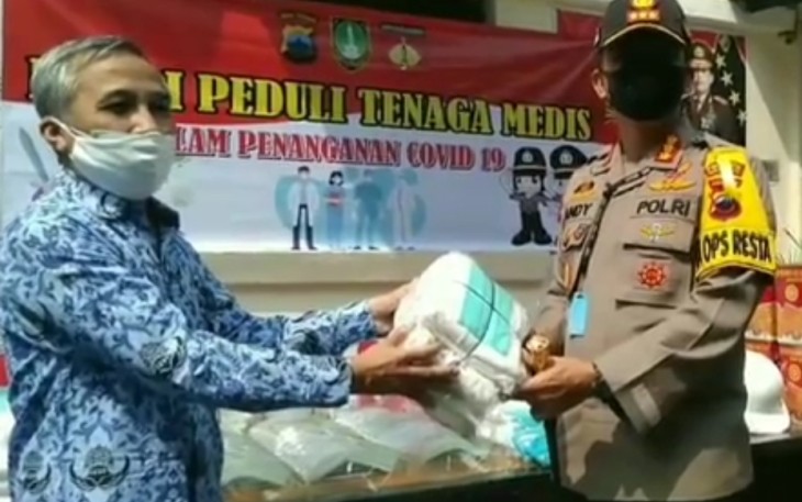 Kapolresta Solo Kombes Pol Andy Rifai bersama Direktur RS Dr. Moewardi Dr. Cahyono Hadi saat serah terima bantuan Alat Pelindung Diri (APD) untuk menunjang perlengkapan tenaga medis dalam upaya penanganan Covid-19.