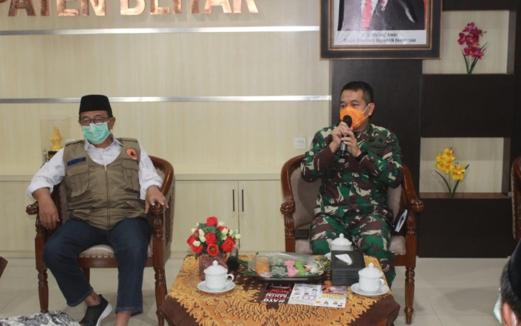 Dandim 0808/Blitar Letkol Inf Kris Bianto (pegang microphone) saat di forum Rapat bersama Forkopimda 