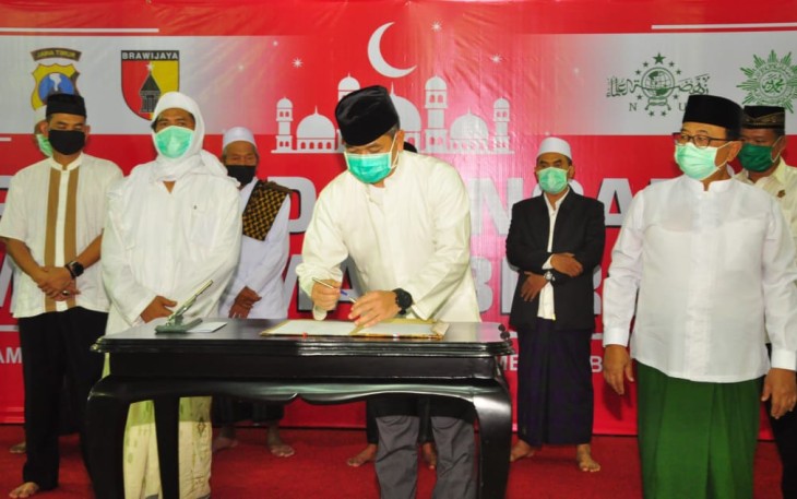 Dandim 0808/Blitar Letkol Inf Kris Bianto saat menandatangani Maklumat Bersama Menyambut Bulan Ramadhan Ditengah Wabah Covid-19