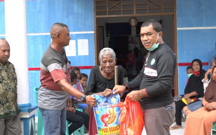 Alumni Pamong Praja Raja Ampat Bagikan Bantuan