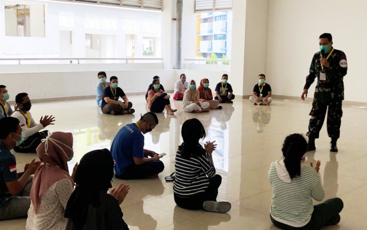 Tenaga Medis RSD Wisma Atlet Lakukan Olahraga dan Game