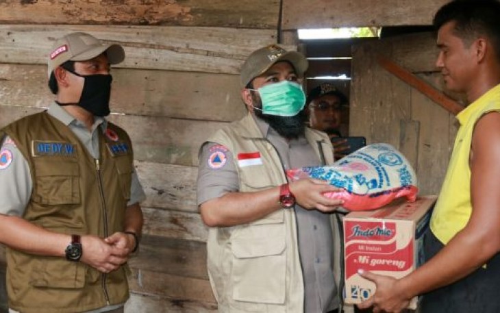 Wali Kota Bengkulu Helmi Hasan dan Wakil Wali Kota Bengkulu Dedy Wahyudi Bagikan Sembako Pada Warga 