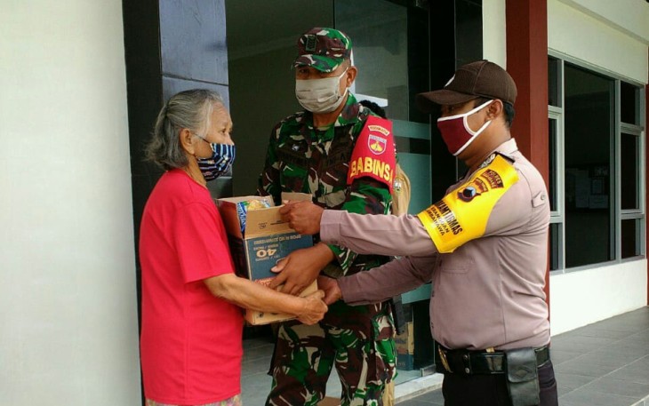 Pembagian sembako untuk warga