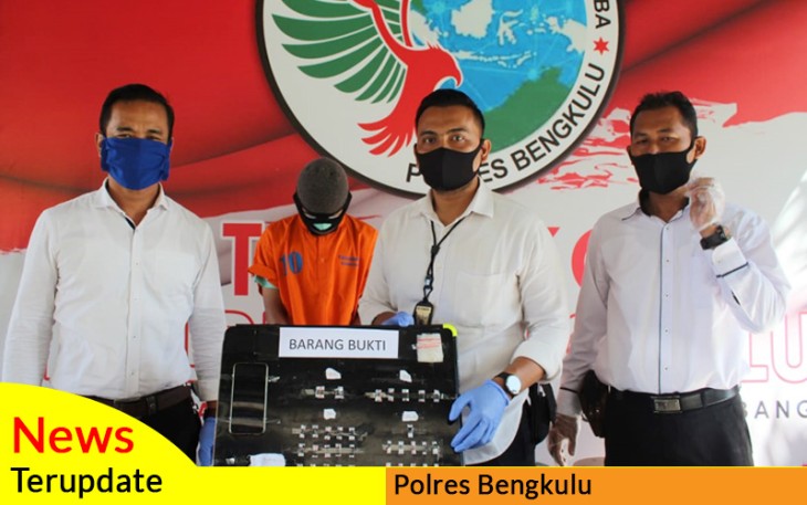 Kapolres Bengkulu AKBP Pahala Simanjuntak S.IK melalui Kasat Narkoba Polres Bengkulu Iptu Sampson Sosa Hutapea S.IK saat konferensi pers