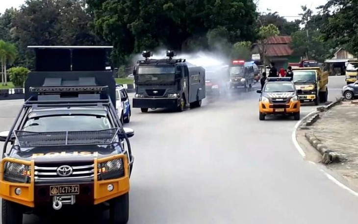 Kapolda Sultra Pimpin Langsung Penyemprotan Cairan Disinfektan