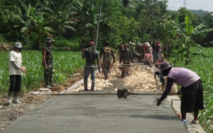 Betonisasi jalan Desa Porangparing Sukolilo