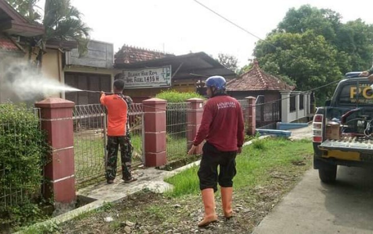 Penyemprotan lingkungan cegah penyebaran covid-19