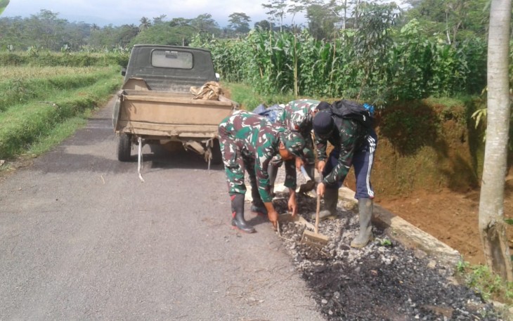 Semangat Antara TNI dan Masyarakat Dalam Finising Proyek Pengaspalan Jalan