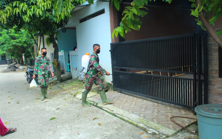 Penyemprotan Disinfektan di Lokasi Penyelenggaraan TMMD