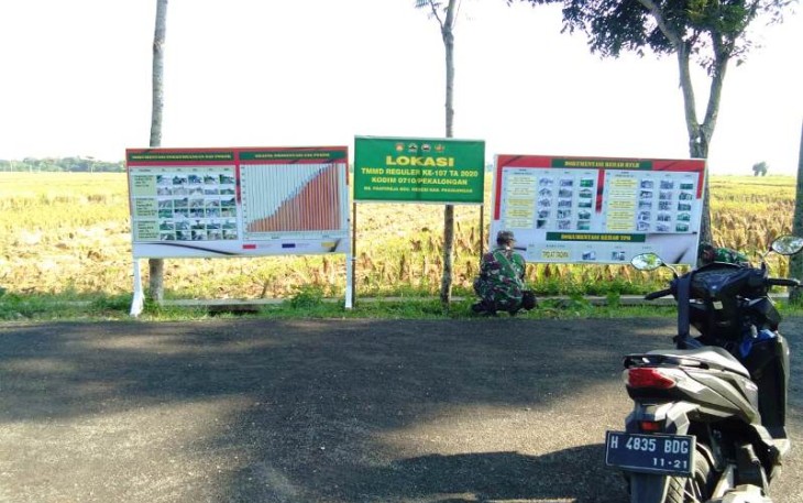 Papan Tabulasi Dokumentasi TMMD Pekalongan Disiapkan di Lokasi Pengguntingan Pita