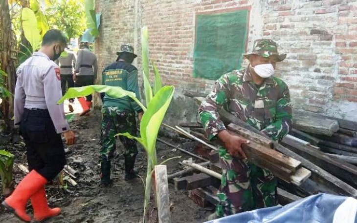 TNI dan Polri Pekalongan Bersih-Bersih Material Sisa Rehab Rumah Puji Astuti