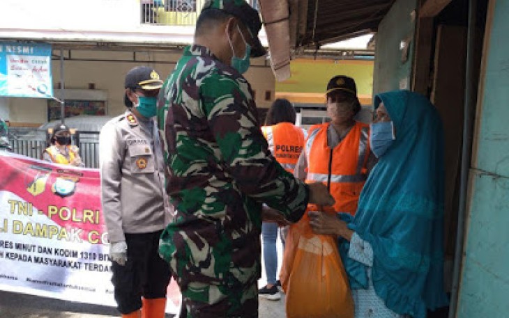 Dandim 1310/Bitung dan Kapolres Minut Bagi-Bagi Sembako dan Masker